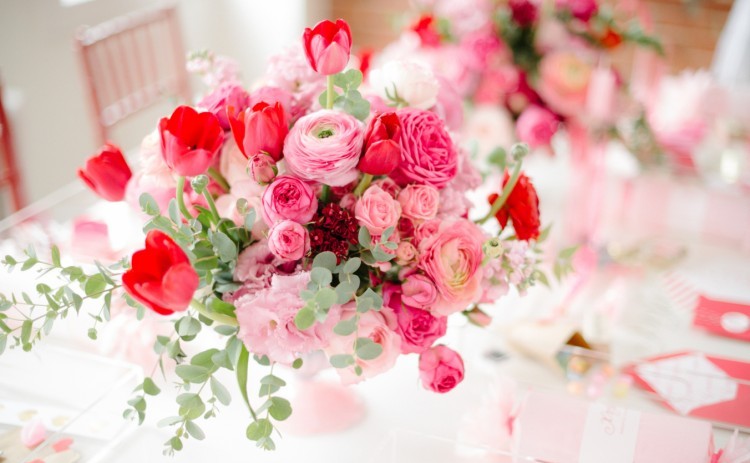 valentijn bloemen boeket op tafel