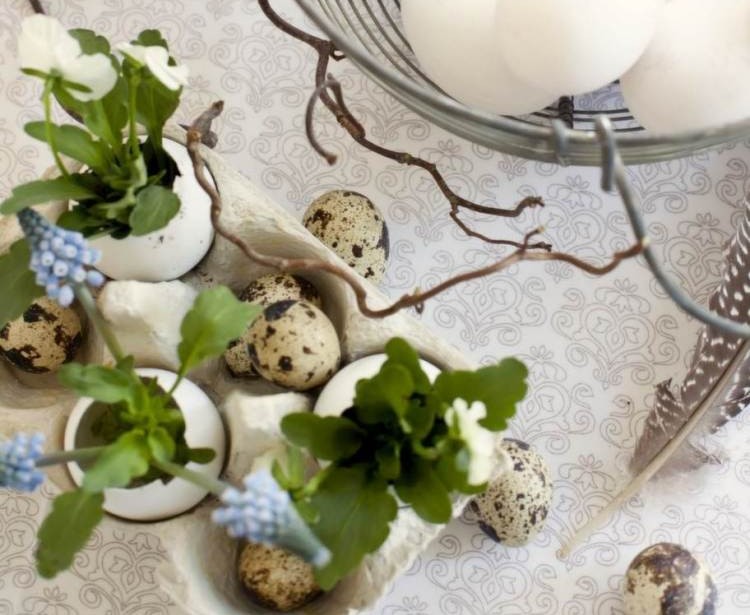 décoration-de-Pâques-oeufs-table-plantes