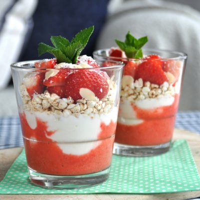 Feestelijk ontbijt: glaasje met laagjes lekkers