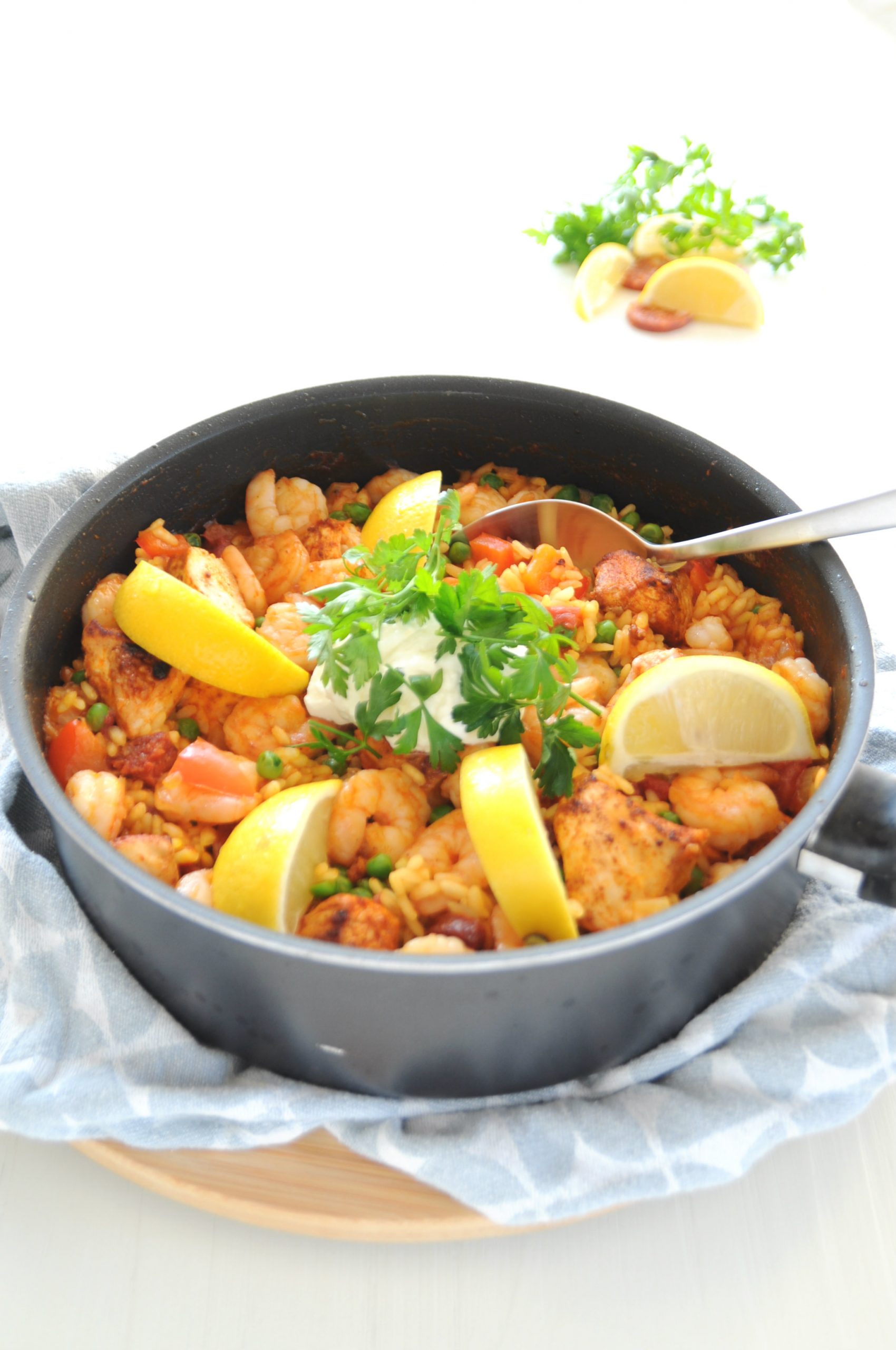 Recept paella voor twee personen met kip, chorizo & gamba's