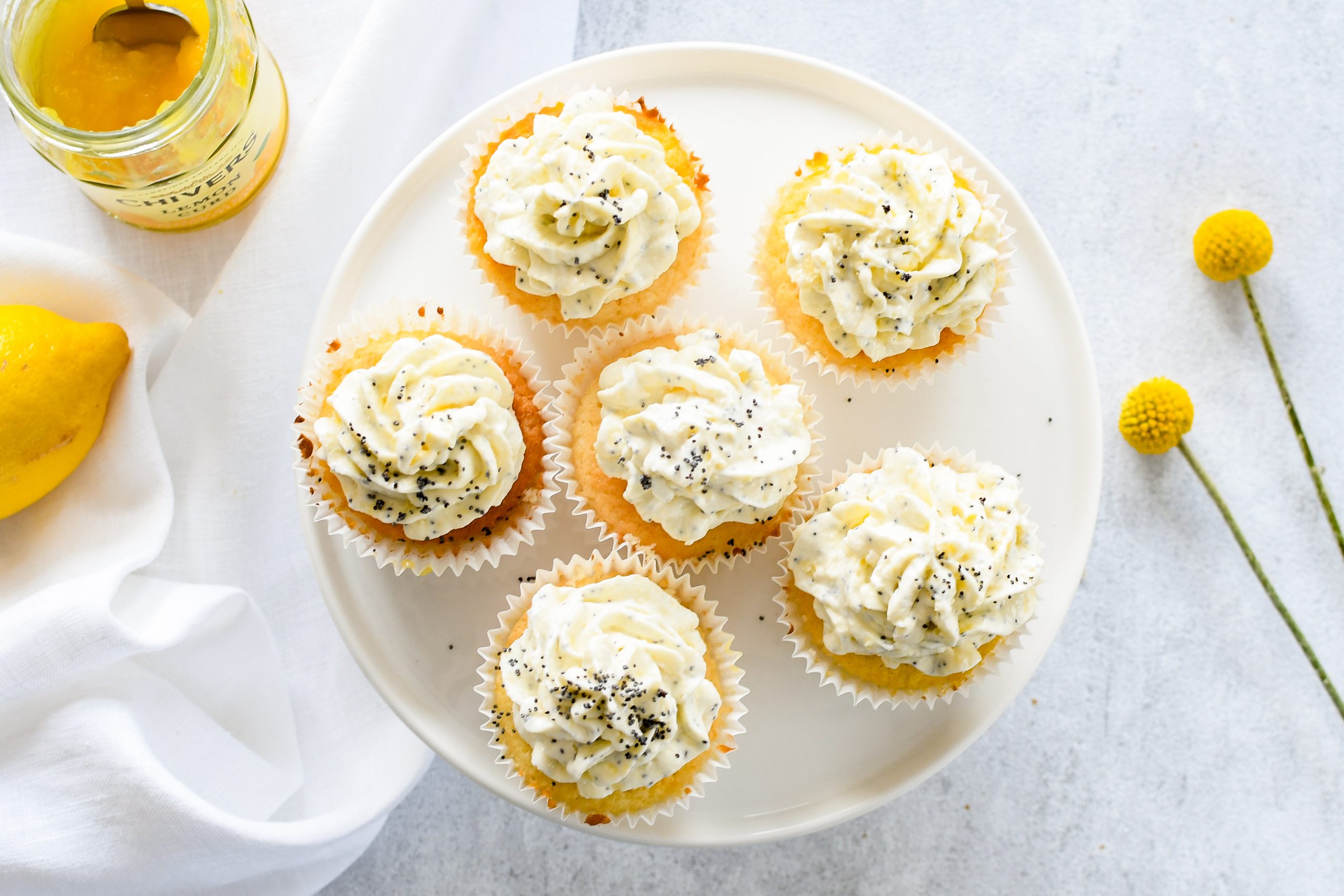 cupcakes met lemon curd en cream cheese frosting