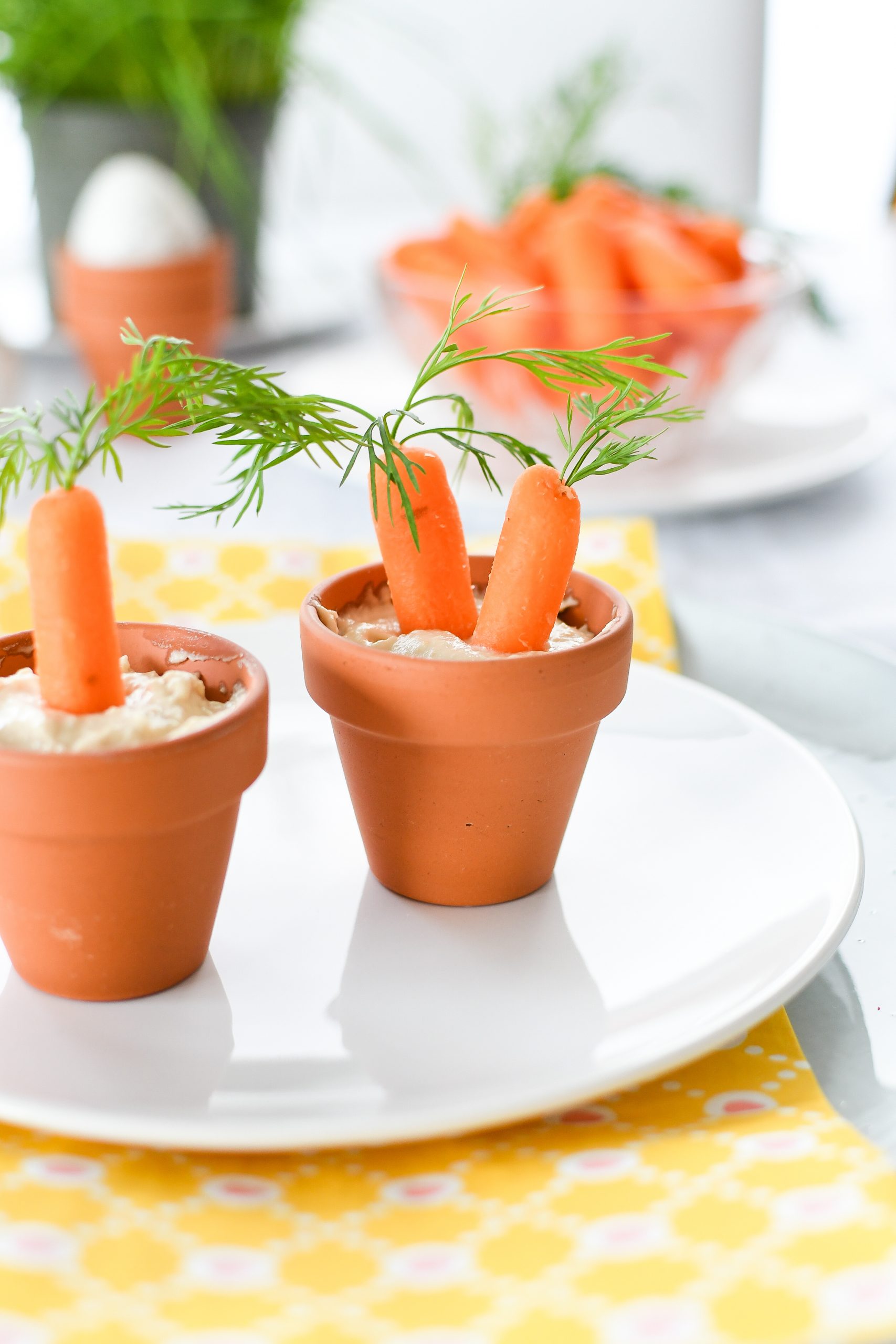 wortels en hummus in terracotta potje - paashapje