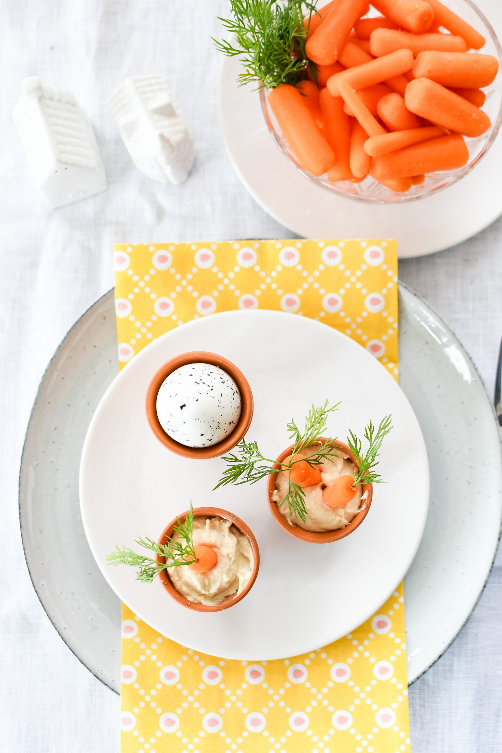 wortels en hummus in terracotta potje - paashapje