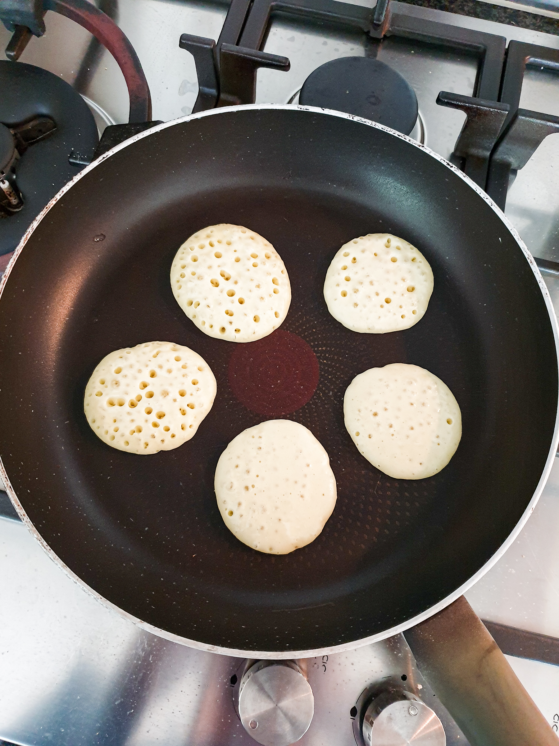 blini's omdraaien in de pan