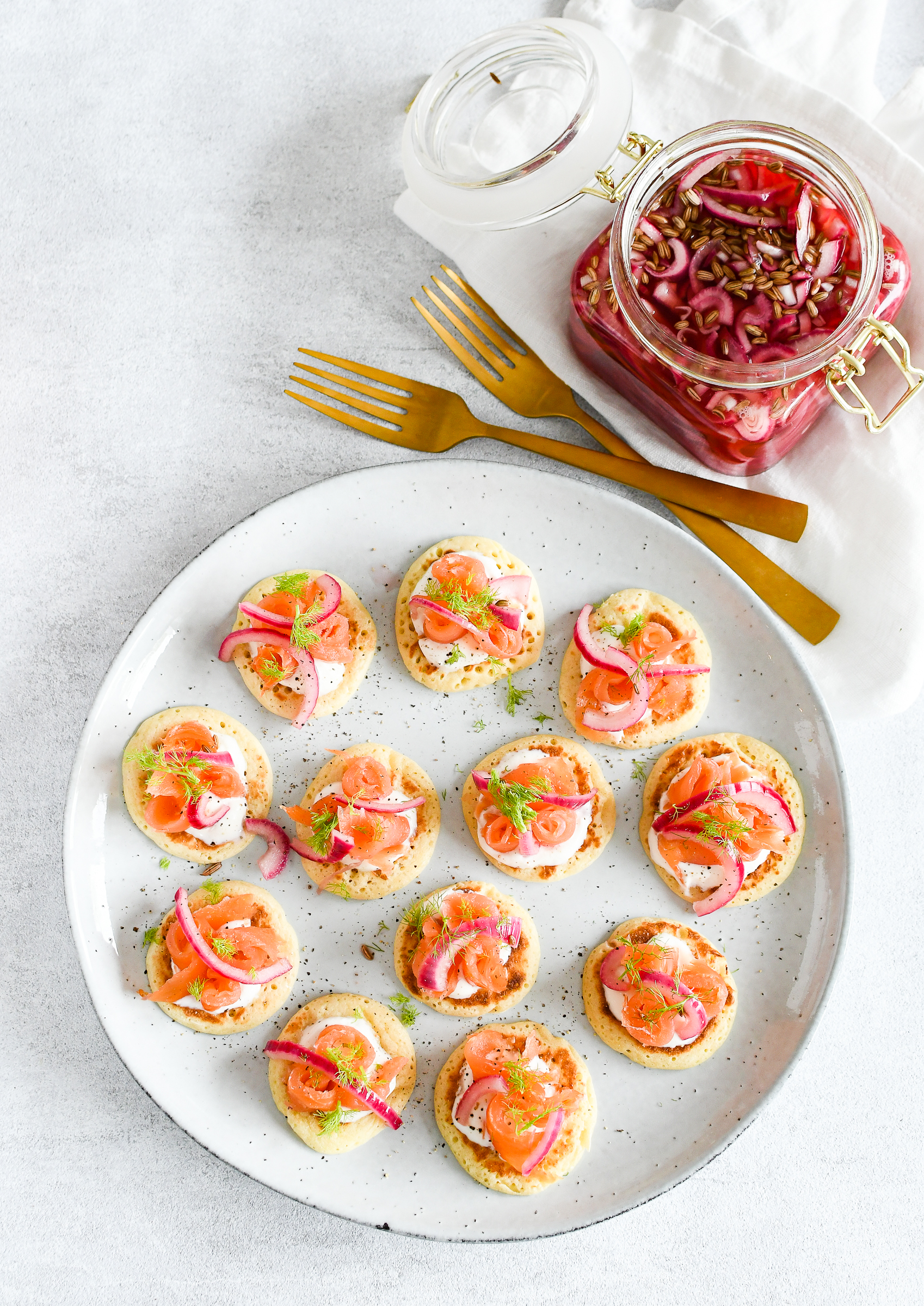 blini's met gerookte zalm en quick pickled red onion