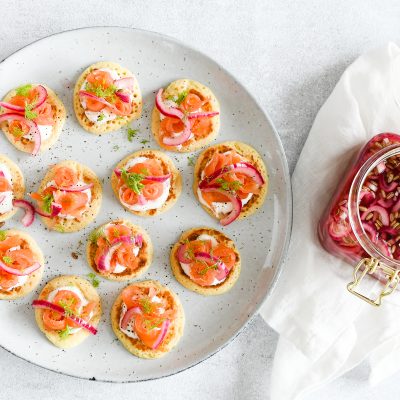 Blini’s met gerookte zalm & pickled red onion