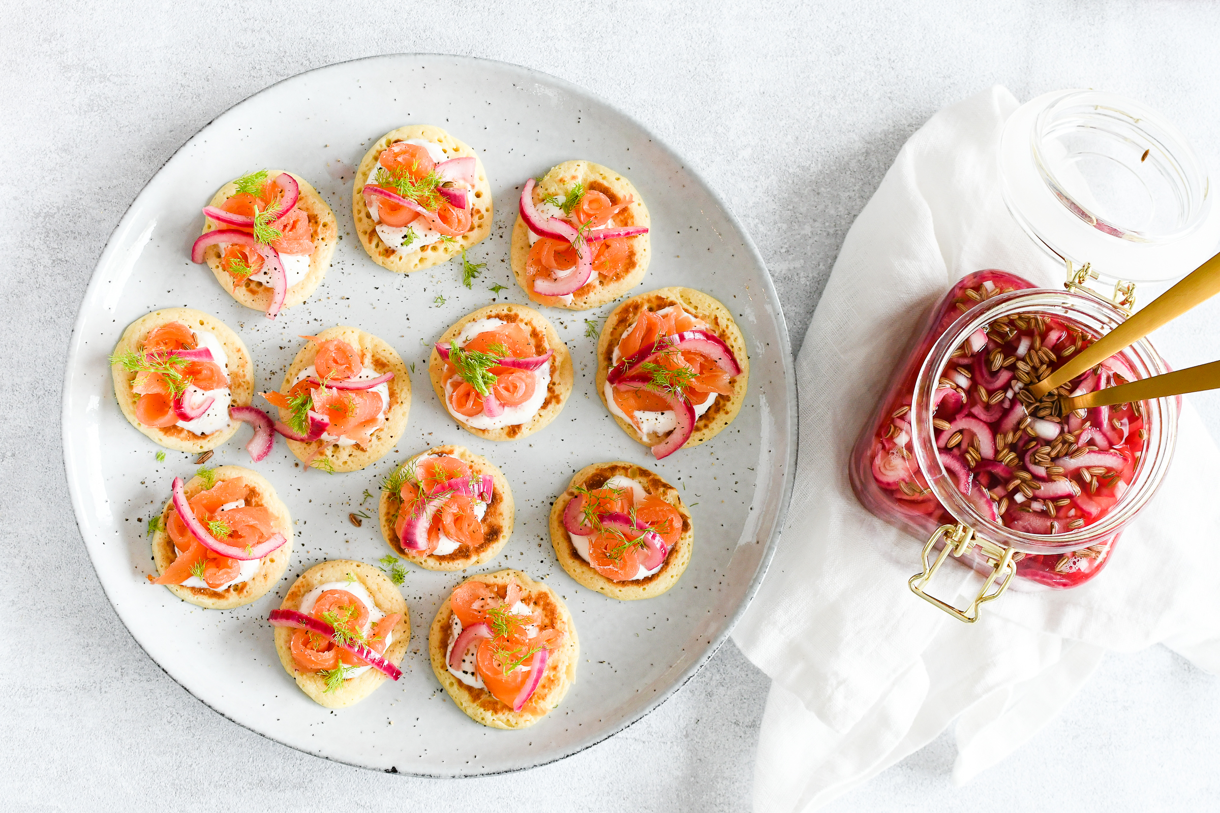 blini's met gerookte zalm en rode ui