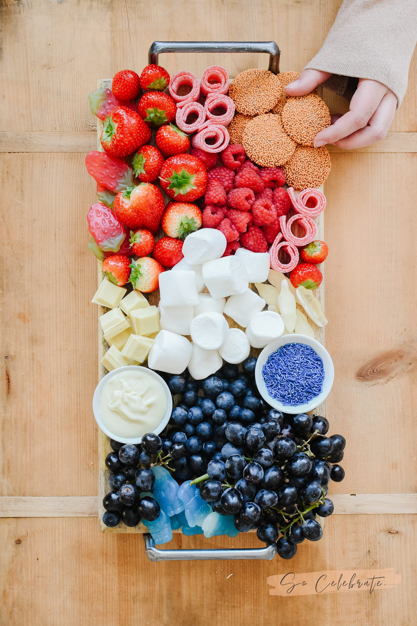 rood wit blauwe borrelplank voor koningsdag met snoep en fruit