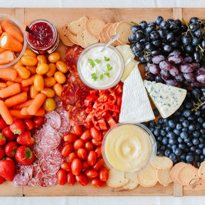 Rood-wit-blauwe borrelplank voor koningsdag of voetbalfeest