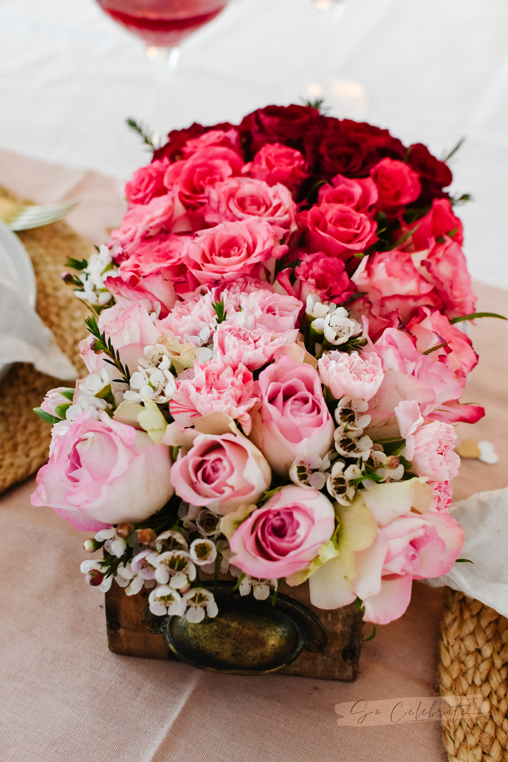 Tafelstuk valentijnsdag met bloemen (ombre effect)