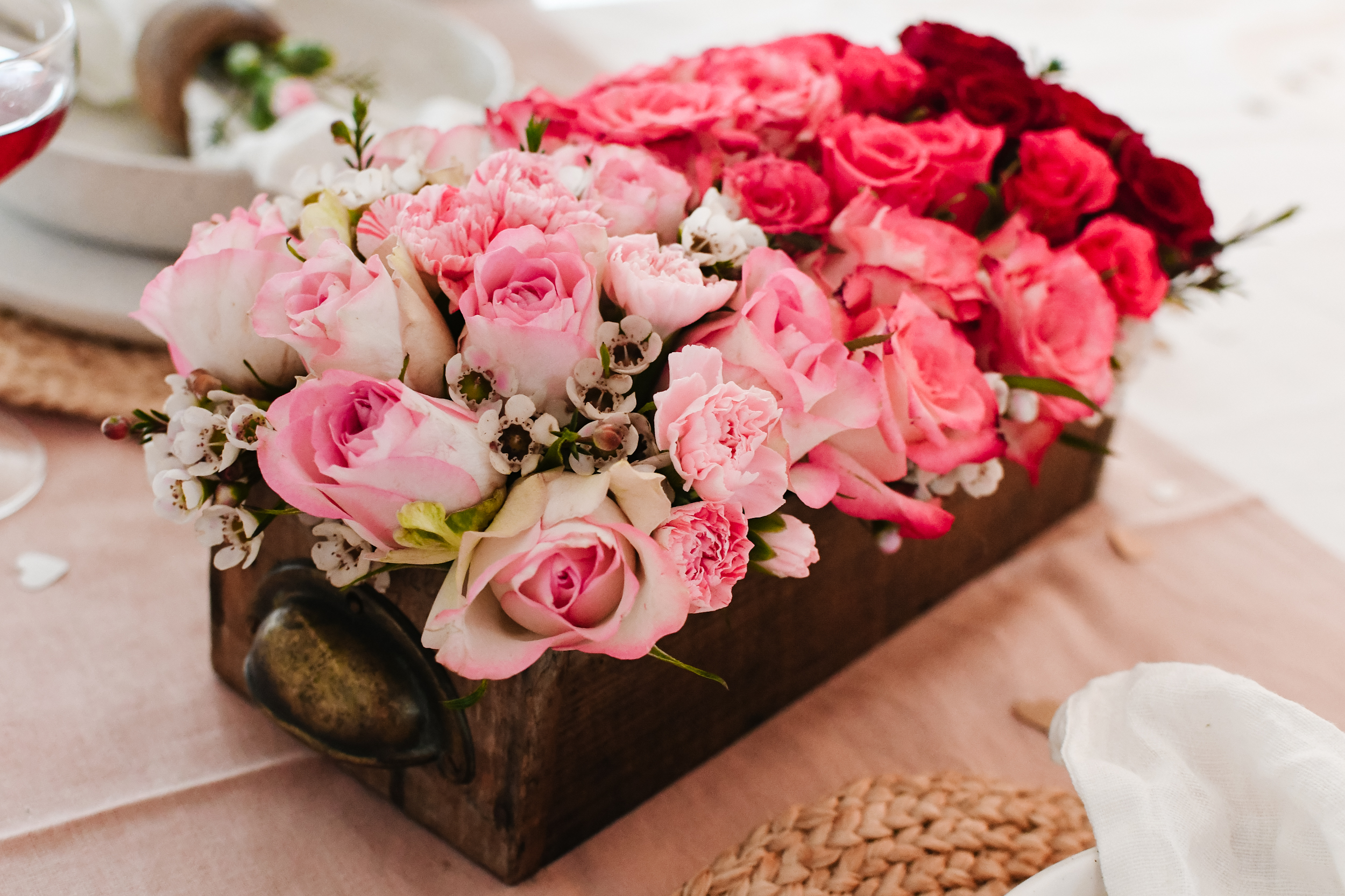 Tafelstuk valentijnsdag met bloemen, ombre effect (gradient)