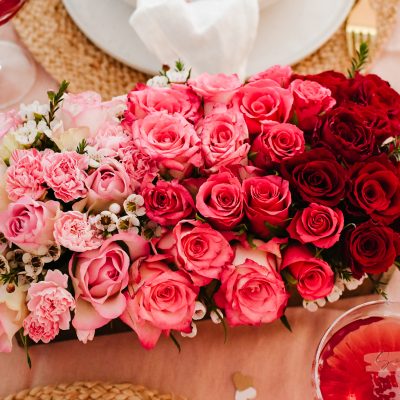 DIY | Romantisch tafelstuk met ‘ombre’ bloemen (voor Valentijnsdag)