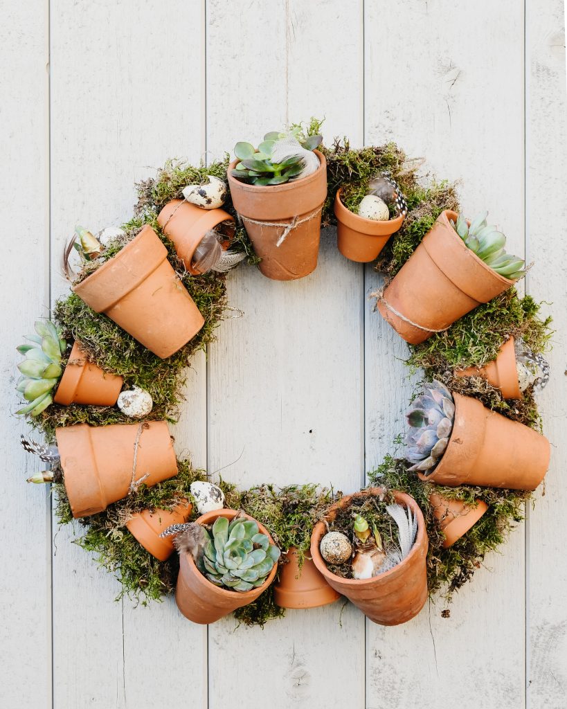 krans maken met terracotta potjes en vetplanten