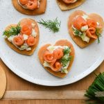 Recept | hartvormige blini’s met gerookte zalm