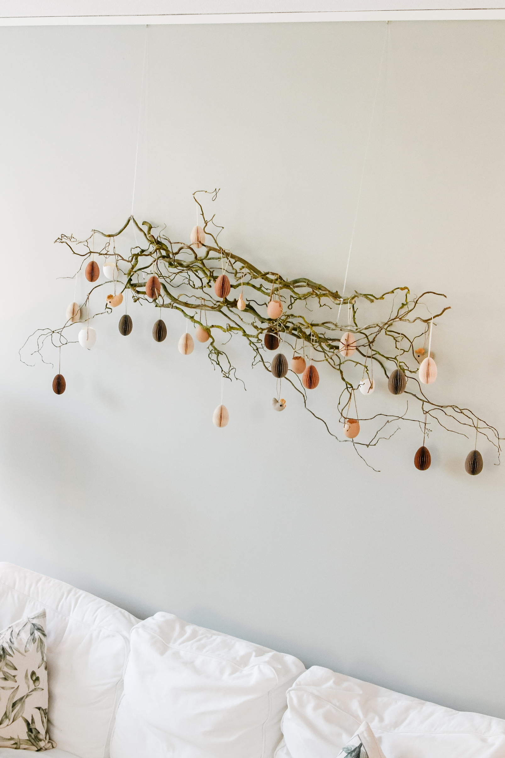 wanddecoratie voor pasen met paastakken, hangende paasboom
