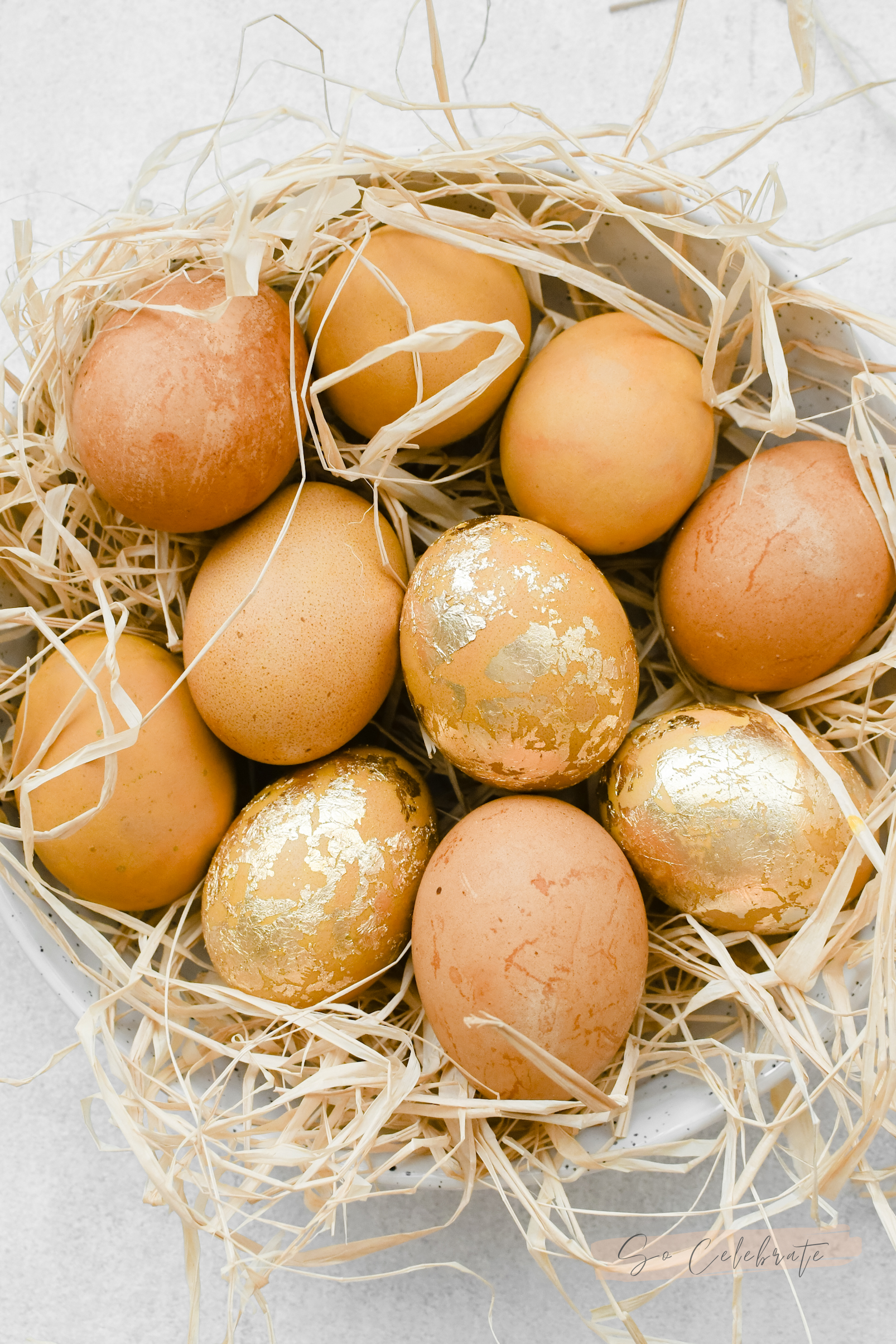 eieren verven met natuurlijke kleurstoffen - kurkuma en thee