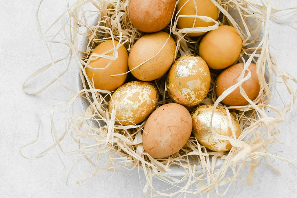 eieren verven met natuurlijke kleurstoffen - kurkuma en thee