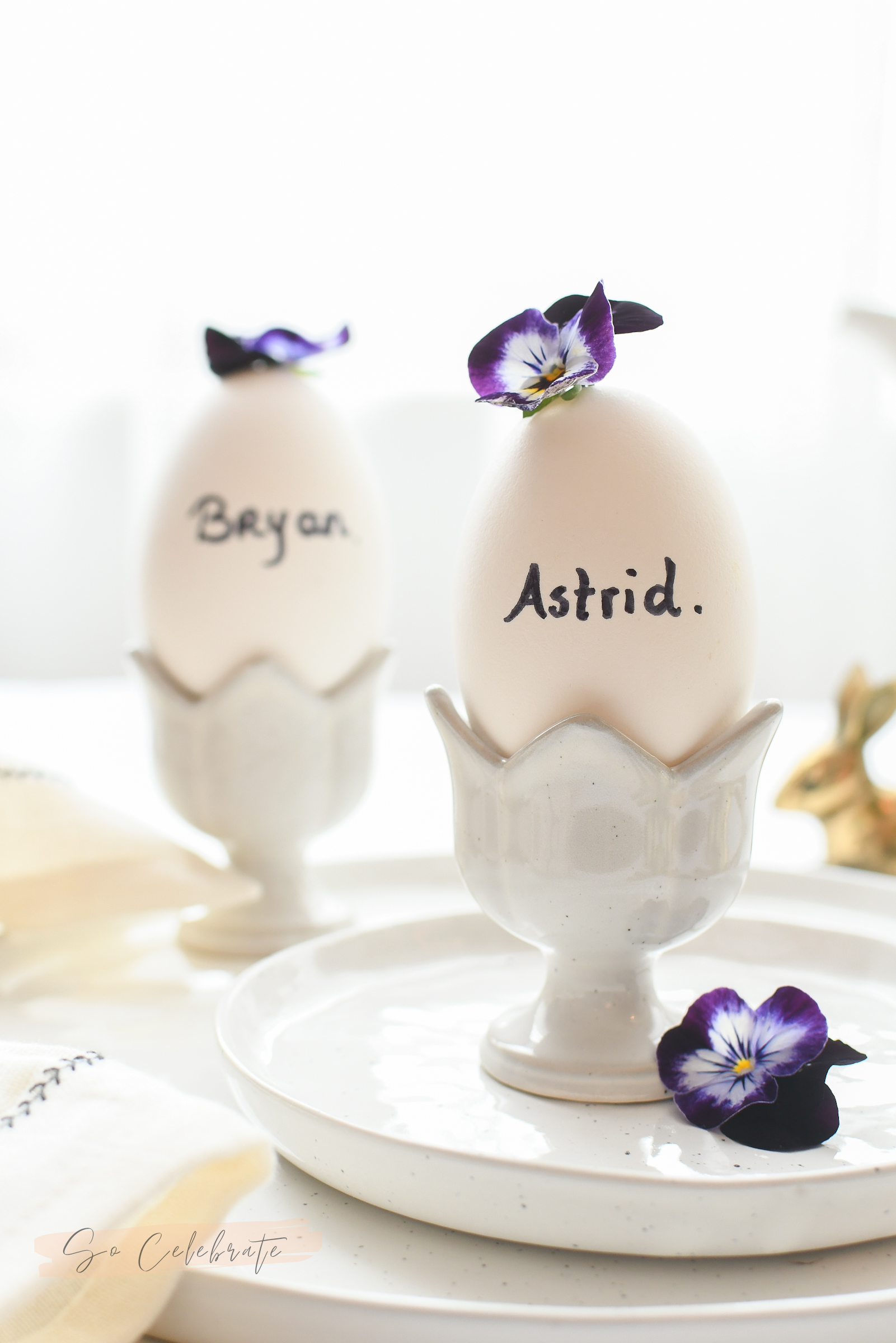 borddecoratie pasen tafel dekken - plaatskaartjes eieren