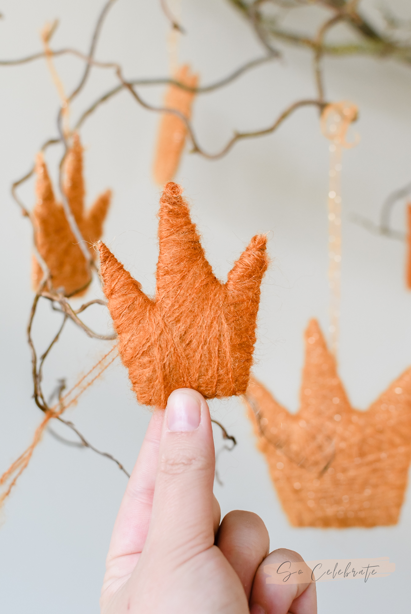 koningsdag versiering maken - oranje kroontjes van karton en wol