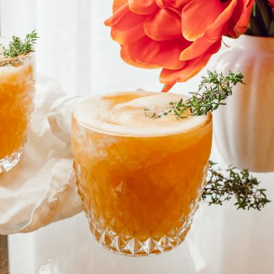 Oranje cocktail | ijskoude frosé met perzik & tijm