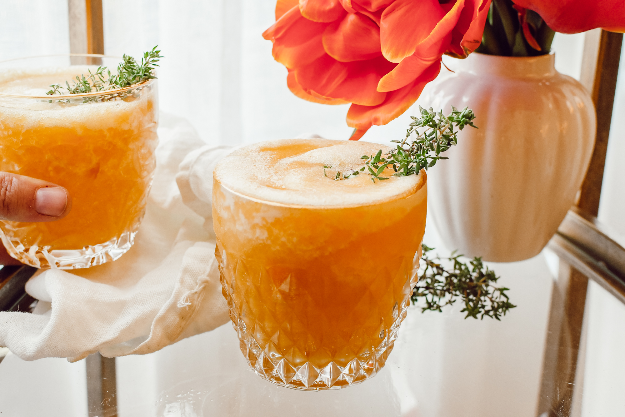 oranje cocktail - frosé met perzik en tijm