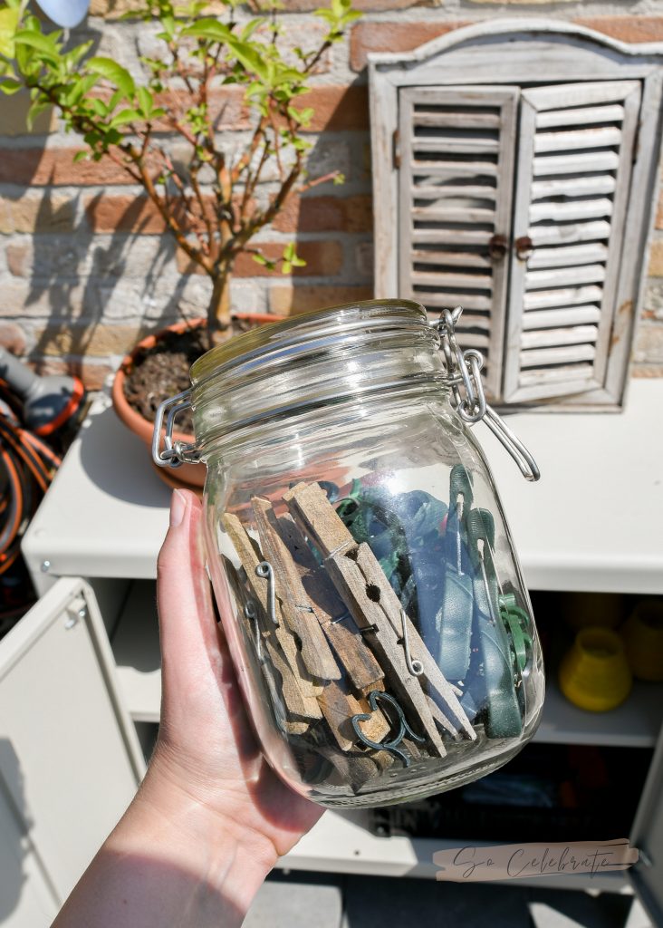 Transparante pot met materialen voor de moestuin