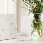 DIY | Margrietjes schilderen op glazen vaasje & tegeltje