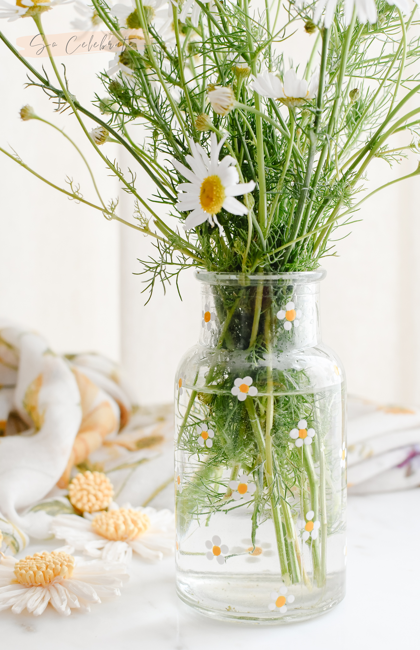 DIY | Margrietjes schilderen op glazen vaasje & tegeltje - Celebrate! vier de seizoenen