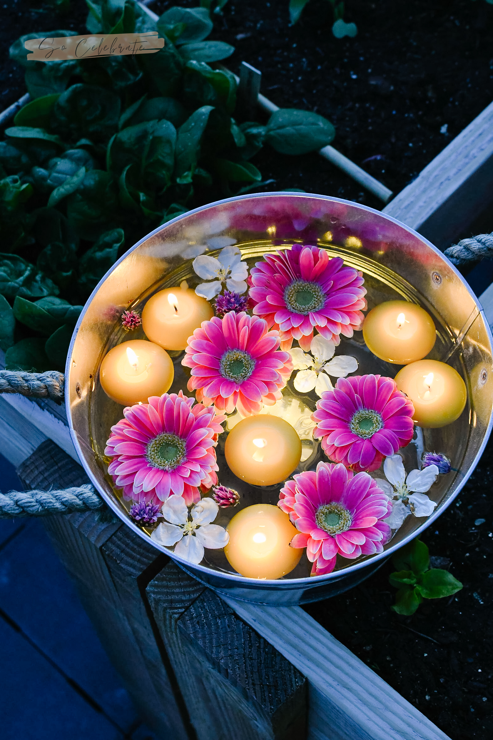 zomerdecoratie kaarsen met drijfkaarsjes en bloemen
