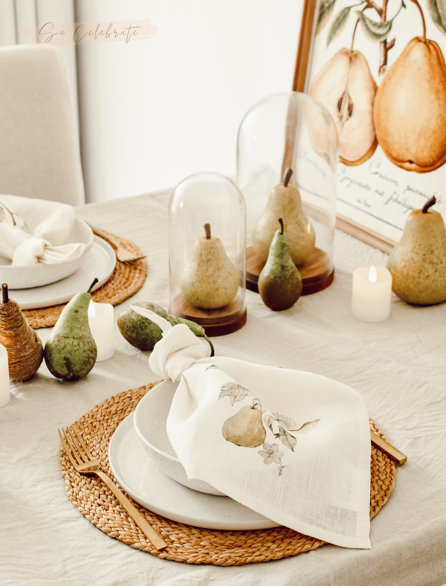 Servet met peren erop op een gedekte tafel - herfstdecoratie