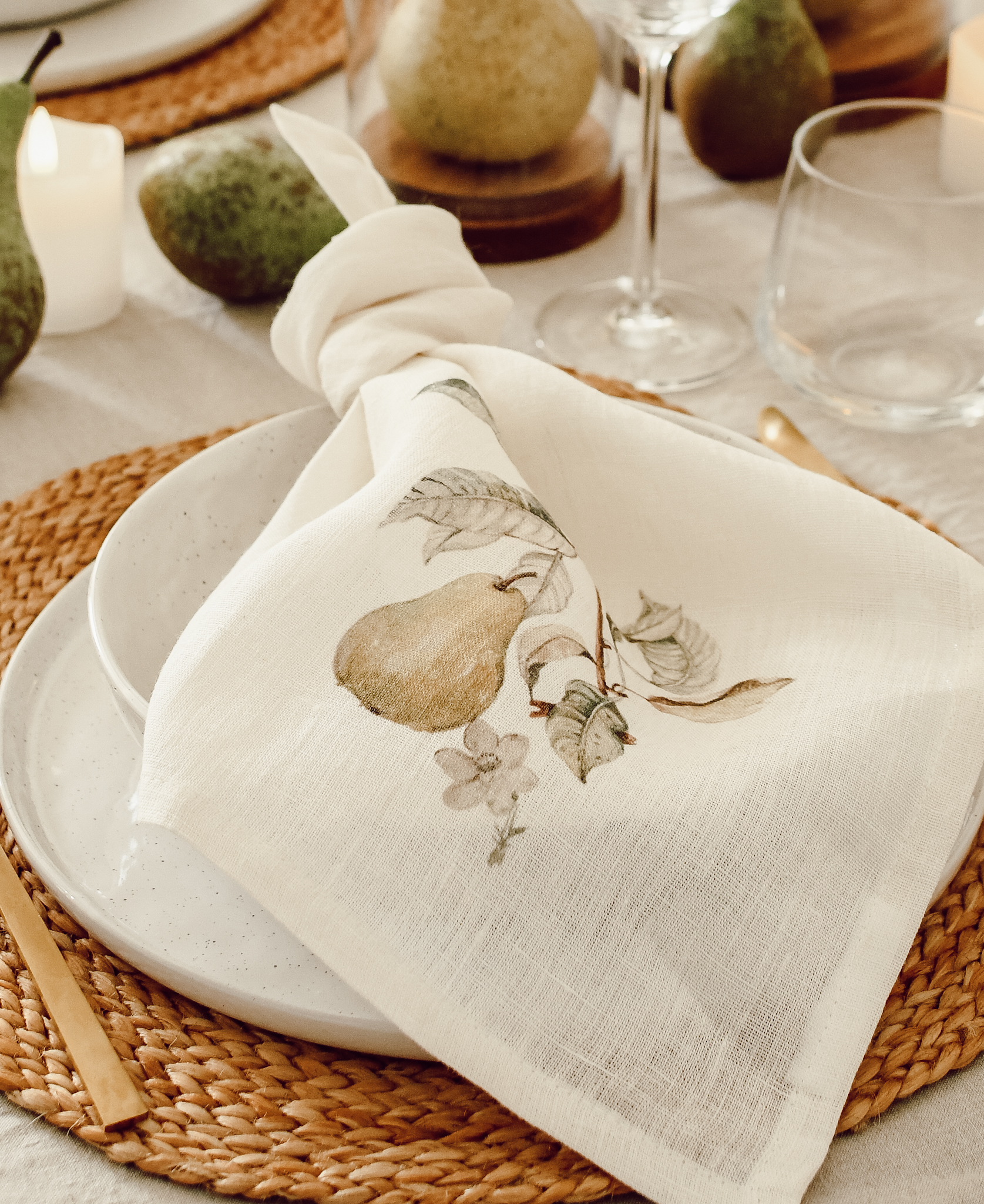 Servet met peren erop op een gedekte tafel - herfstdecoratie