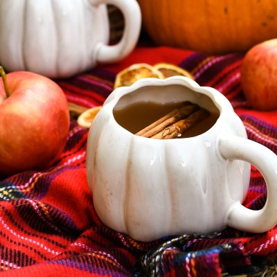 Recept | Warm herfstdrankje: kruidige appelsap met honing (alcoholvrij)