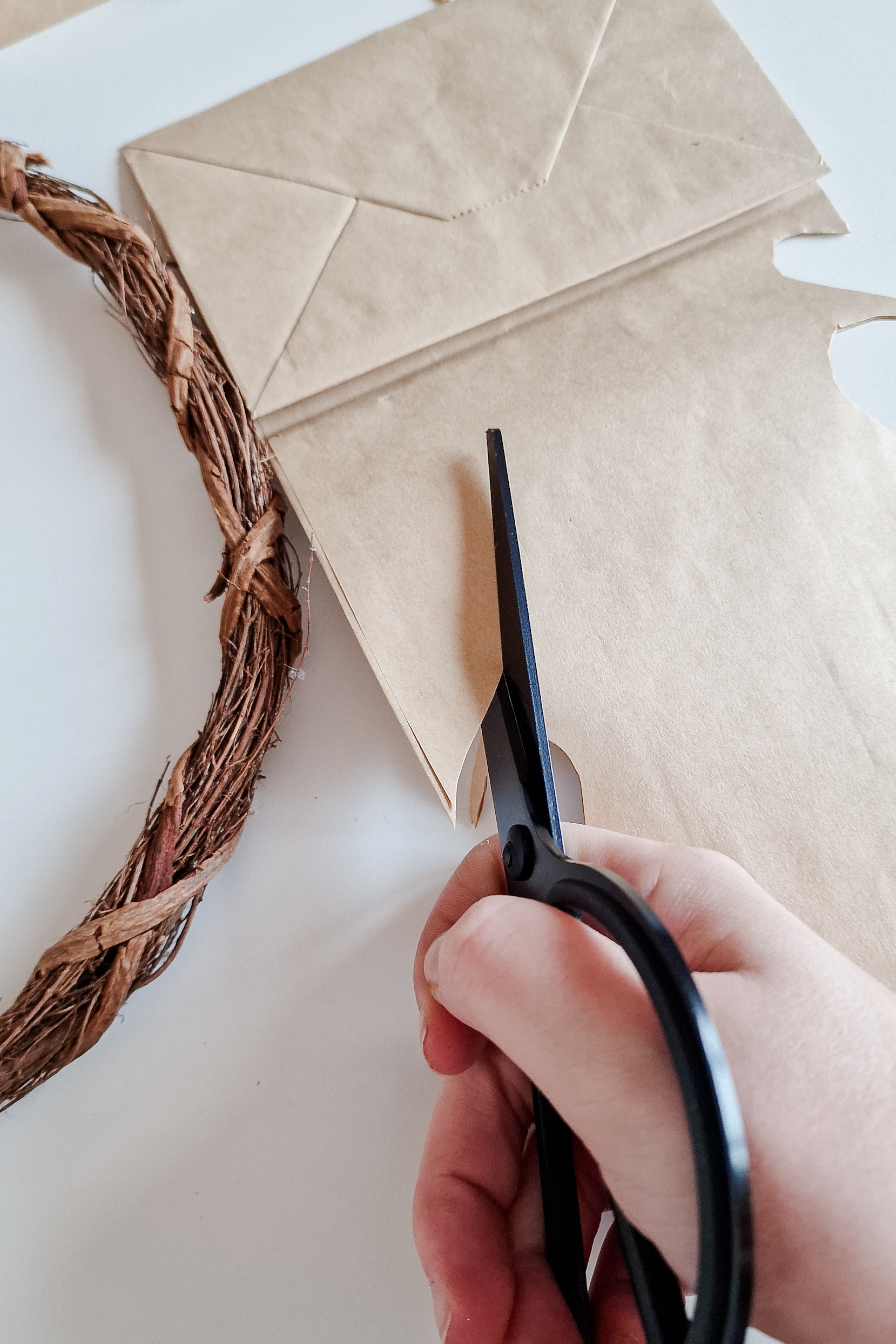 DIY | Neutrale Valentijnskrans met hartjes van papier - So Celebrate ...