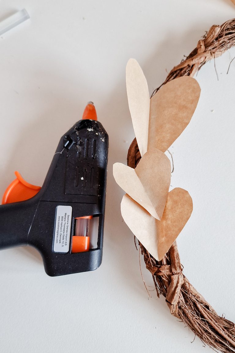 DIY | Neutrale Valentijnskrans met hartjes van papier - So Celebrate ...
