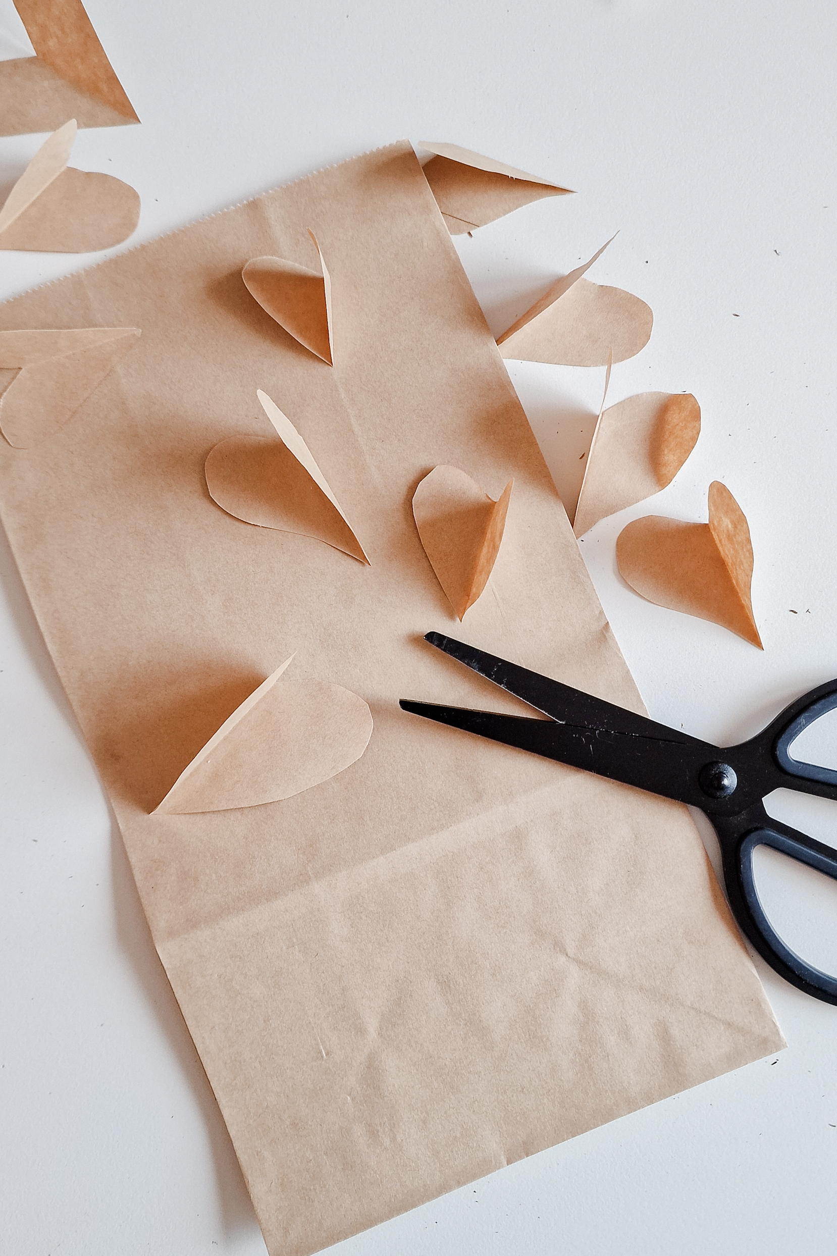 DIY | Neutrale Valentijnskrans met hartjes van papier - So Celebrate ...