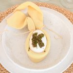 DIY | Naamkaartjes voor Pasen: eieren met letter van mos