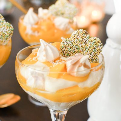 Makkelijk paasdessert: trifle met mango in een glaasje