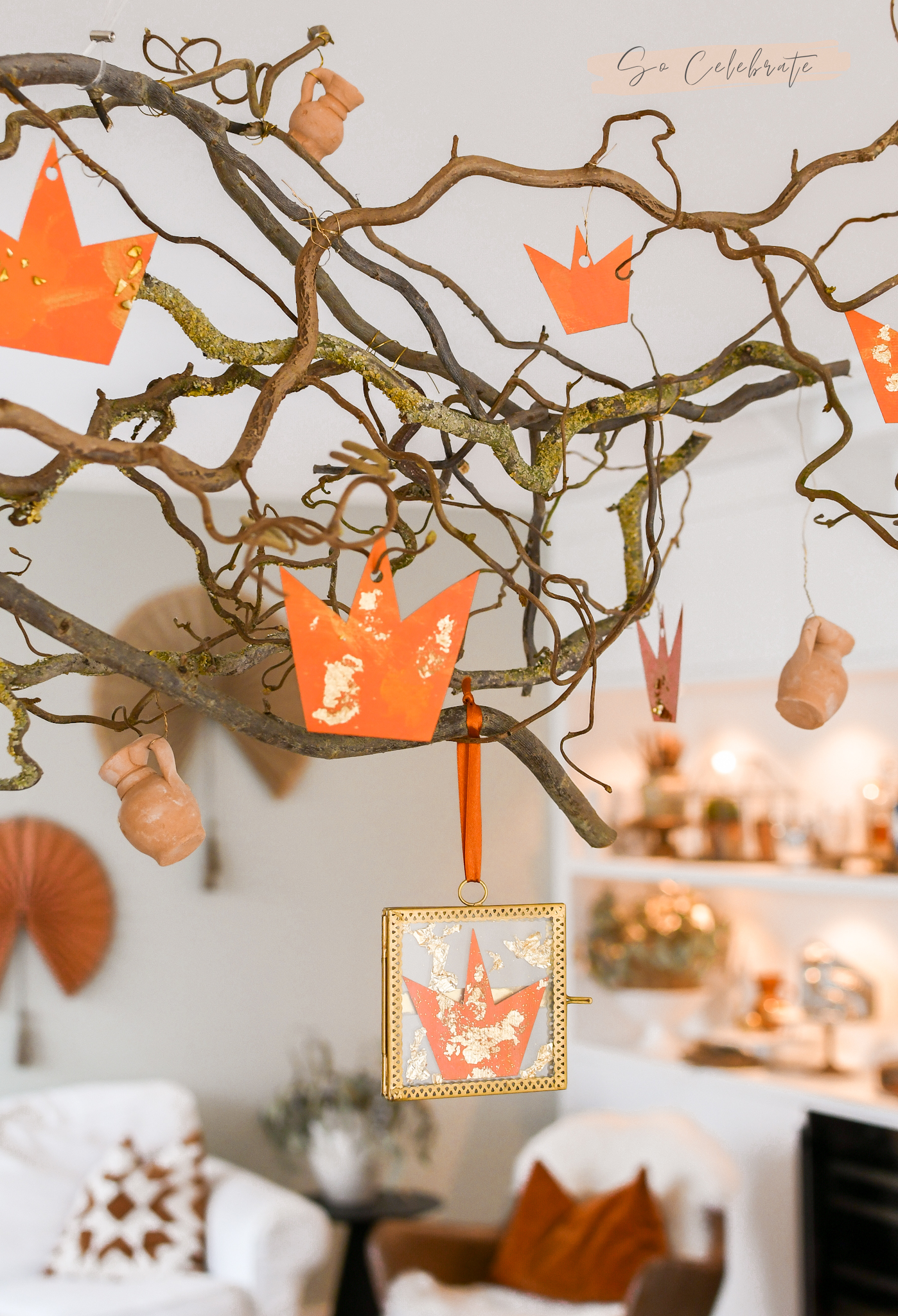 Koningsdag decoratie maken: oranje kroontjes van geschilderd papier