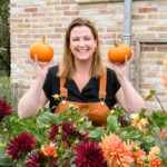 Mijn eerste pompoenen + veel regen, oogst & bloemen! | moestuindagboek