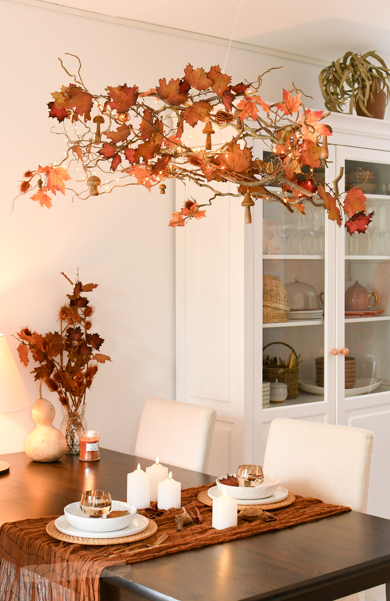 Keukenherfst Nog Leven Vernissen, Snijplanken, Pompoen Op Tafel, Op Een Lichte Achtergrond Rustige Cozy Stijl Image159217507