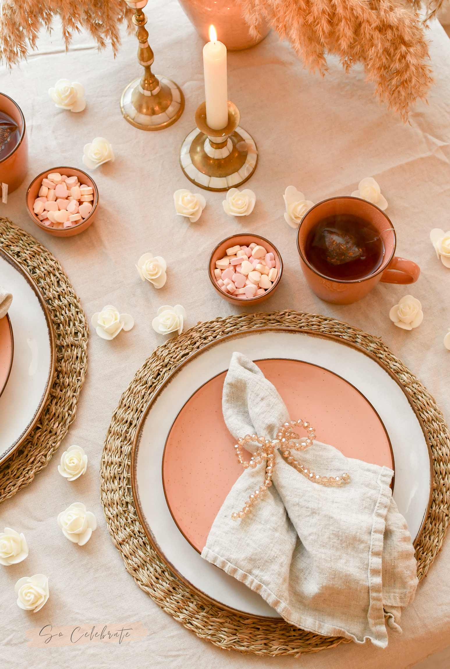 romantisch gedekte tafel met servetring gemaakt van kraaltjes