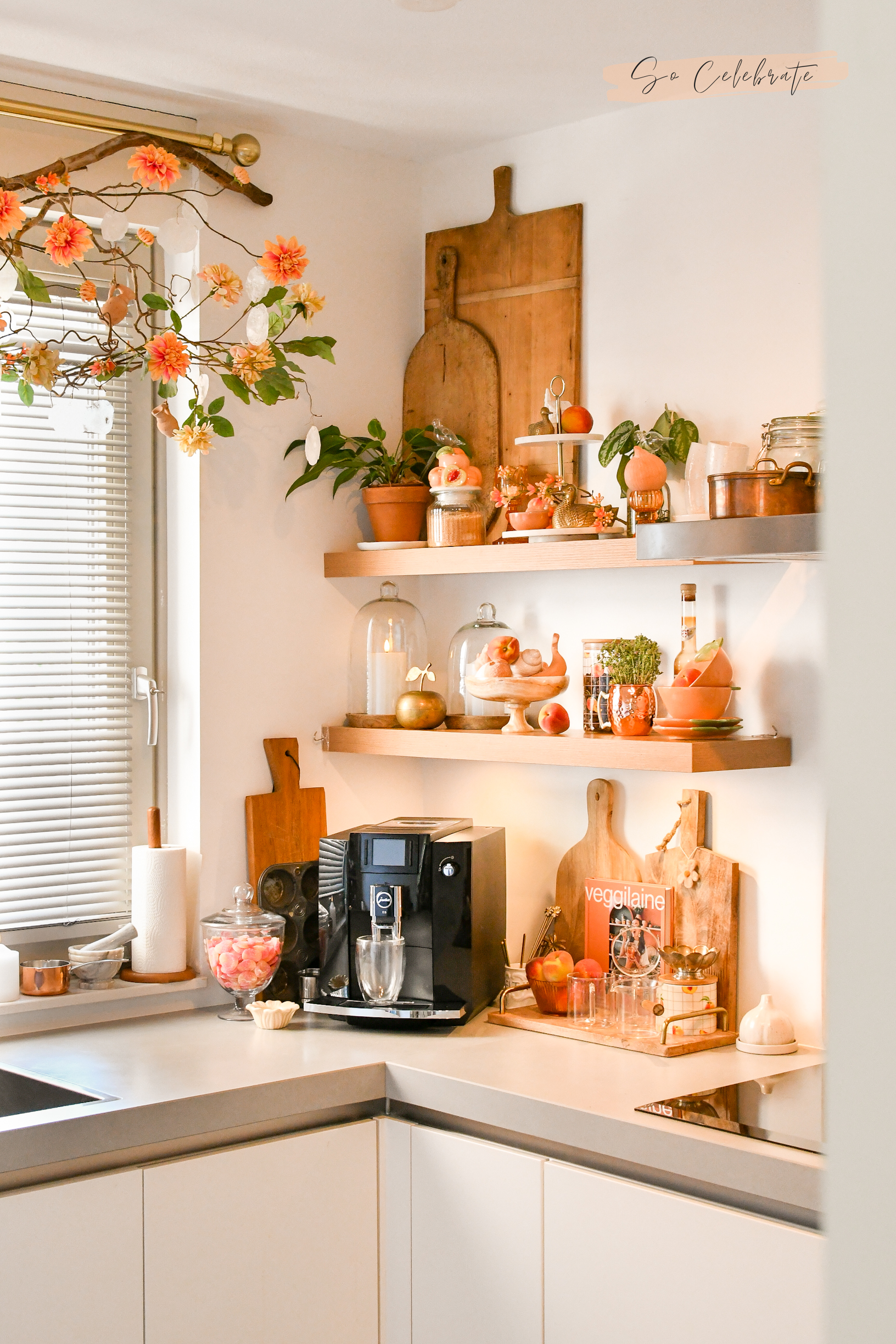 perzik zomerdecoratie in de keuken