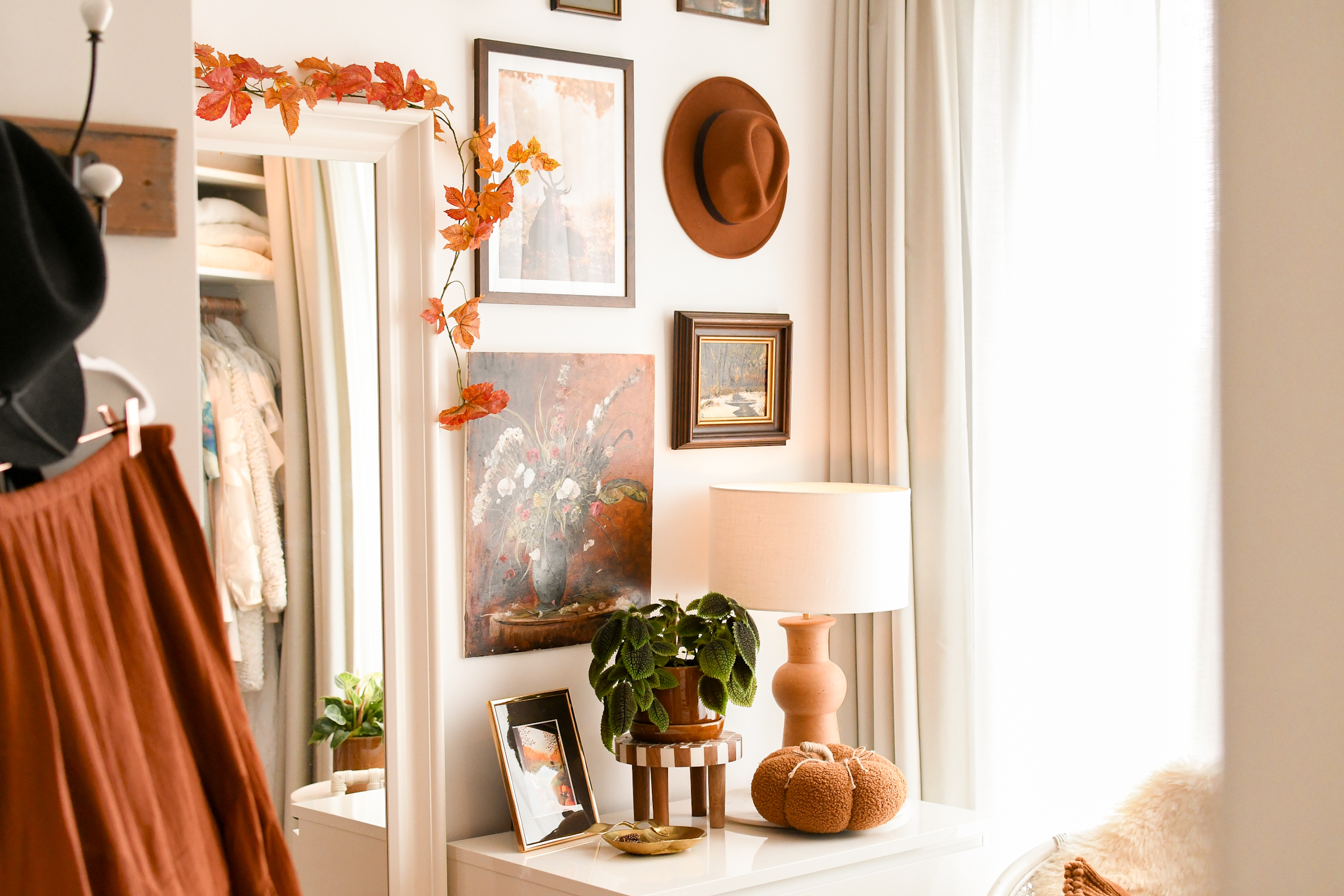herfstdecoratie ophangen aan de muur