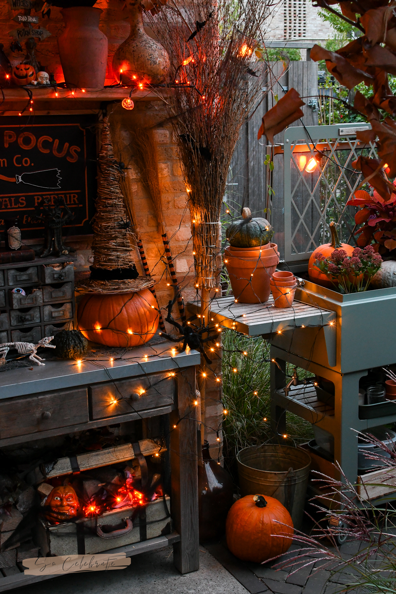 halloween decoratie in de tuin in het donker