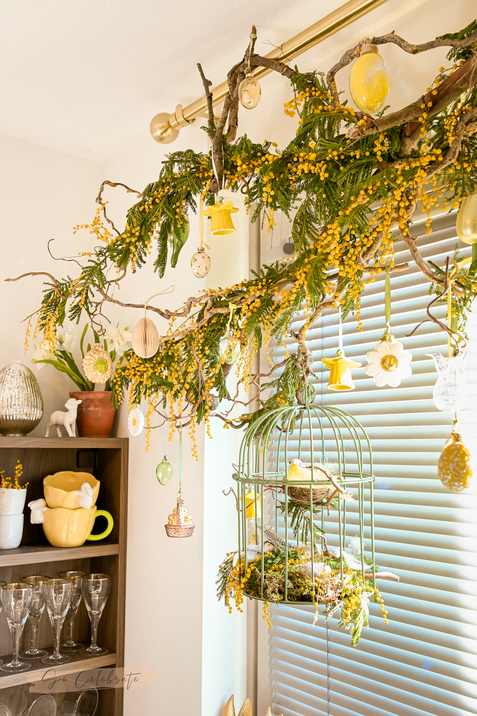 paasdecoratie takken voor het raam