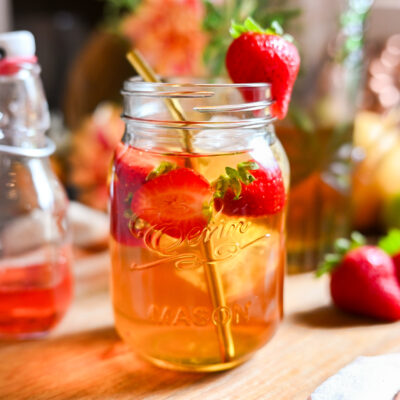 Aardbeien ijsthee (cold brew) & aardbeiensiroop van kroontjes